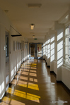 De gang (van de bovenste etage) loopt, net als het gehele gebouw, in een lichte bocht.
<br/>
Annemarieke Verheij, 2016-09-01